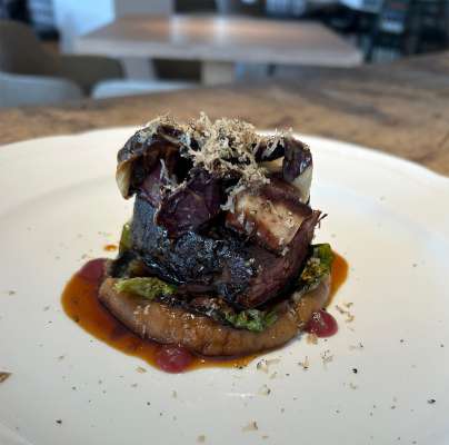 Chessa de cerf "a la Rossini", n piat da la festa granes.
