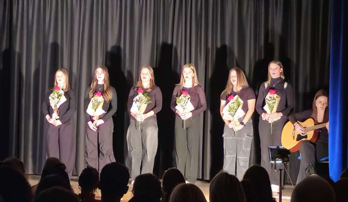 La studentes con na resa checena.
