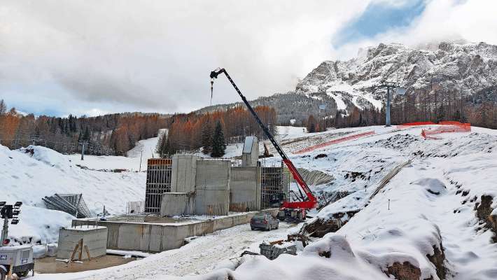 El cantier su in Ria de Saco, agnó che ruarà ‘l inpianto noo, che el moe da Revis e el pasa par Mortija. El peton ‘l é pronto, ma mancia tropa cartes.
