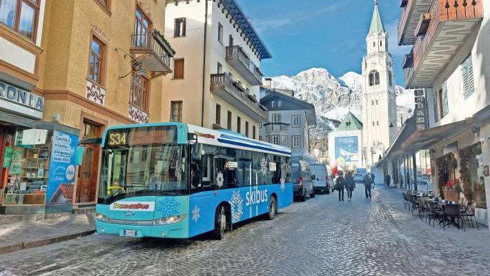Un pullman de el skibus, da menà ra śente ves i inpiante da se montà co i schie. Par chesto inverno ‘l é un grun de noes in Anpezo, ves ra Olimpiades 2026.
