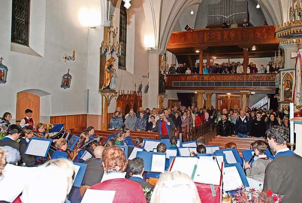 Tropa la jent che a emplenì la gliejia da La Plié per l’ocajion.
