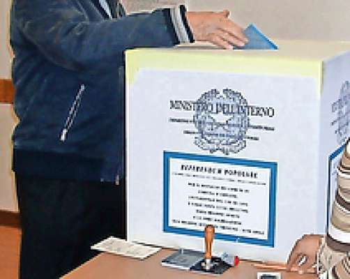 Ra politica r’arae da ese r’arte e ra scien­za de lourà par chi outre, de go­ernà ra comunità. Ma ancuoi ‘l é senpre manco schedes che rua inze ra urnes.
