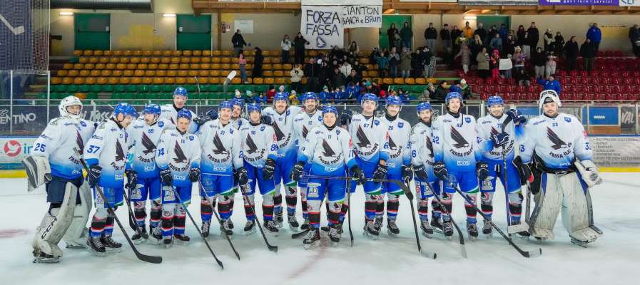 La squadra di Falcons a la fin de la partida contra l Valpellice.
