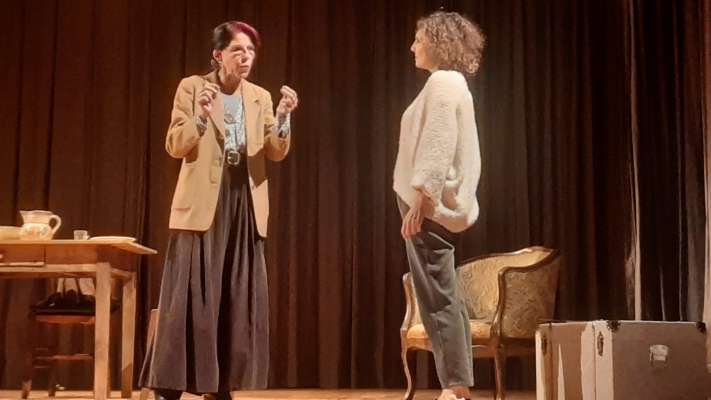 N moment de la raprejentaion teatrala.
