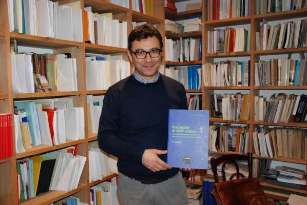 L prof. Paul Videsott dl 2020, canche al fova vegnù fora l "Vocabular dl ladin leterar 1".
