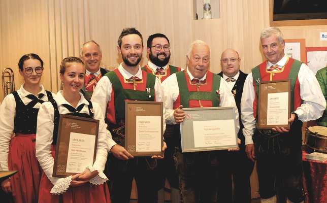 Da m. c.: la dirighënta dla Mujiga da Bula Luzia Tirler, Gabi Perathoner, l vize-sëurastant dl raion de Bulsan dla Lia dla Mujighes de Südtirol Johann Grossrubatscher, Daniel Grossrubatscher, l sëurastant dla Mujiga da Bula Daniel Hofer, Vigil Runggaldier, l dirighënt dla Lia dla Mujighes de Südtirol Michael Vikoler y Richard Goller.
