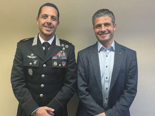 L Maior di Carabiniers dla Cumpanìa de Urtijëi, Marco Lanzi, y l diretëur dl Cunsorz di mplanc portamont Gherdëina/Mont de Sëuc, Hannes Perathoner.
