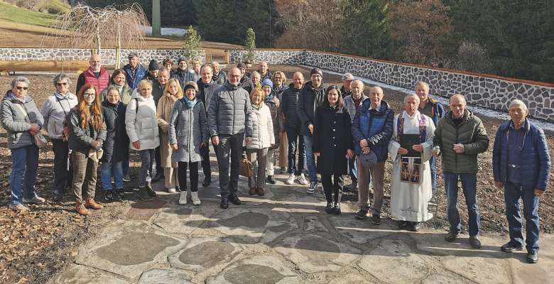 Pra la zelebrazion dla benedescion dla curtina ngrandida de Urtijëi.
