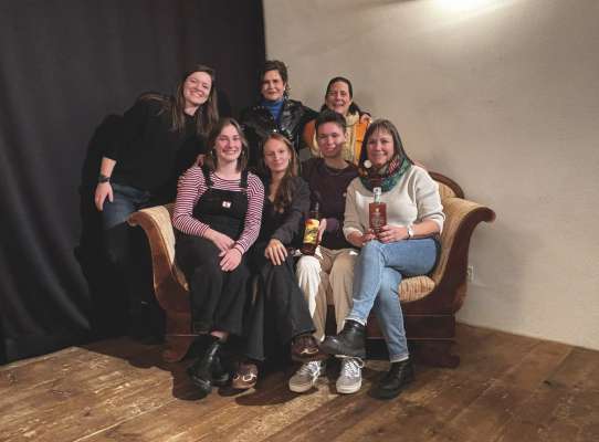 La partezipantes dl poetry slam a Sent. Dovia da m.c.: la muderadëssa dl poetry slam Gianna Duschletta, Romana Ganzoni y Annalea Stuppan. Dancà da m.c.: Selina Poo, l duo Nora Sedlacek y Fabian Portmann y Irene Moroder
