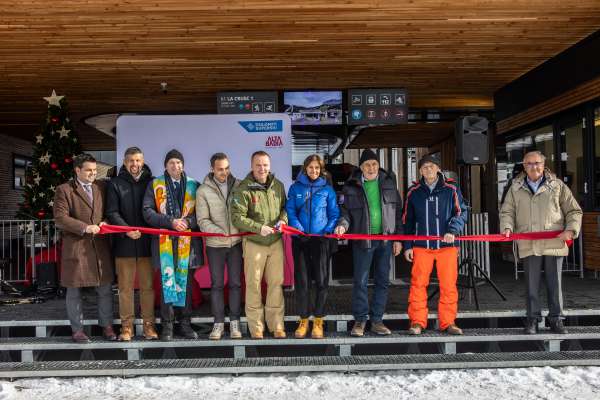 Deboriada a autorités, surastanc y colaboradus él gnü taié la vëta. foto: Freddy Planinschek
