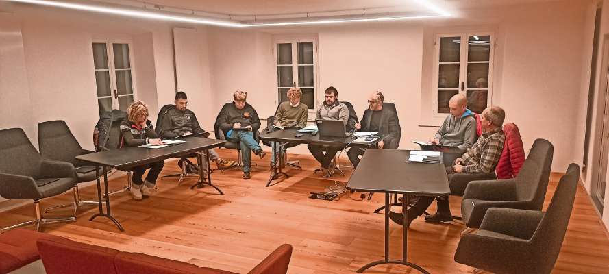 L consei biné ntel nuof self laoré fora nte la Cesa de Comun.
