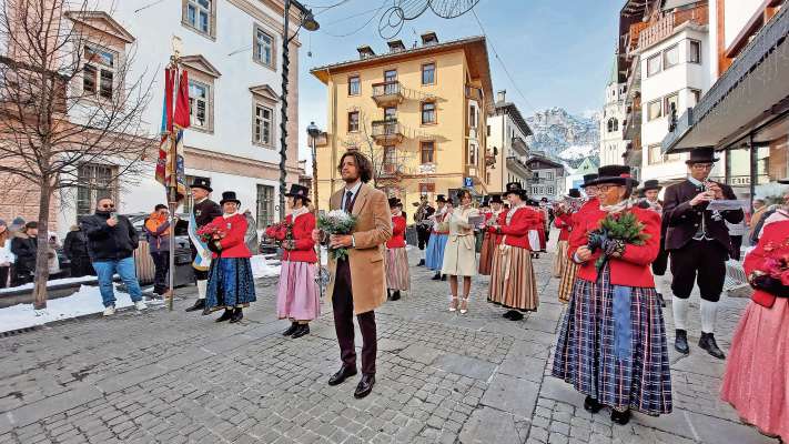 Margherita Diornista ra sona co ra Banda de Anpezo, el di de ra so noza; Riccardo de Mente i dà el condar a i sonadore.
