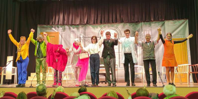 I atores con la regista a la fin del spetacol.
