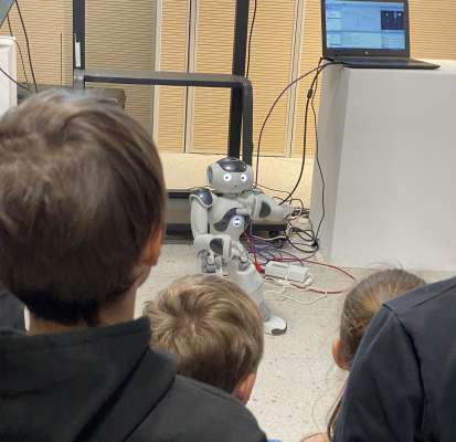 I bec à vardà con marevea i robot.
