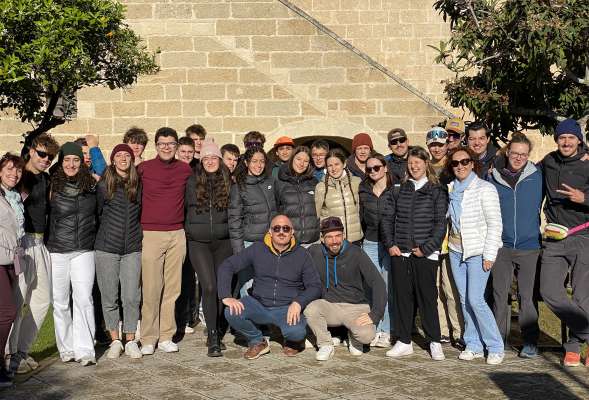 L grop de joegn fascegn ensema con si compagnadores tel Salento.
