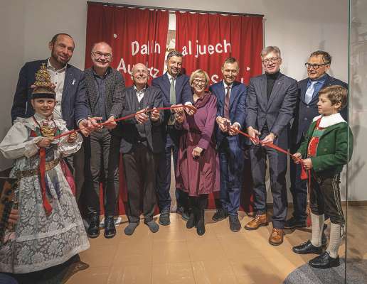 Taië tres la pinta cuecena per nauguré la mostra (da m.c.): L ambolt de Santa Cristina, Christoph Senoner, l ambolt de Urtijëi, Tobia Moroder, l presidënt dl Museum y dla SEVI, Georg Senoner, l assessëur provinziel per la Mubiltà, Nfrastru­tura, Cultura ladina y Istruzion ladina, Daniel Alfreider, la diretëura dl Museum, Paulina Senoner, l diretëur de departimënt Aministrazion scola y Cultura ladina, Mathias Stuflesser, l diretëur respunsabl per i museums de Südtirol Manuel Gatto y l diretëur de repartizion Inuvazion, Nrescida, Università y Museum, Franz Schöpf.
