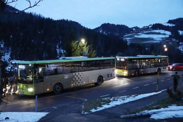 Cun le bus a Lungiarü y Antermëia