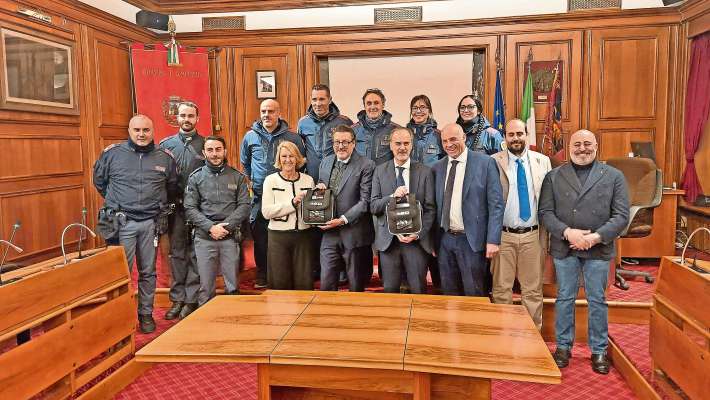 I poliziote in servizio in Anpezo, aduna co ra autoritas, i mostra i defibrilatore donade da ra fondazion Luca Ometto, da dor&agrave; inze &lsquo;l paes e su ra pistes da schie de Tofana e Lagazuoi.
