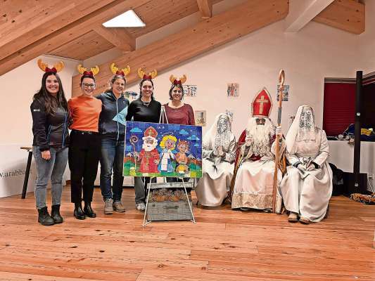 Nvalgugn volontari dei Krampus da Fodom che a envi&eacute; via la scomenciadiva.
