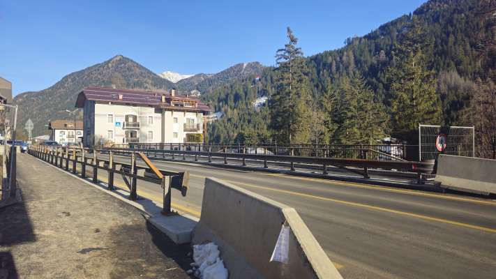 L Pont de Lejia l é stat slarià e uzà. Se pel passèr ence a pe.
