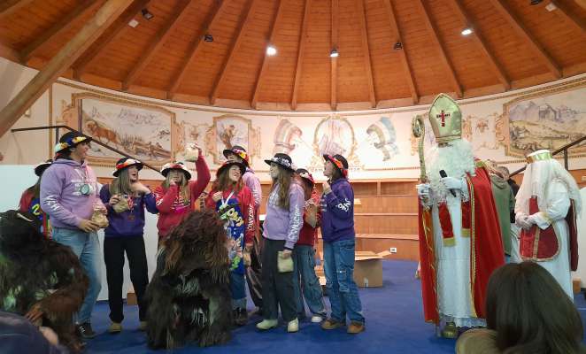 Sèn Nicolò, Agnol, Krampus e conscric no pel mencèr a la sègra de Poza.
