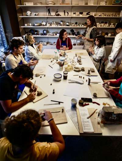 N moment del laboratorie endrez&agrave; en colaborazion con &lsquo;La Voce delle Donne&rsquo;.
