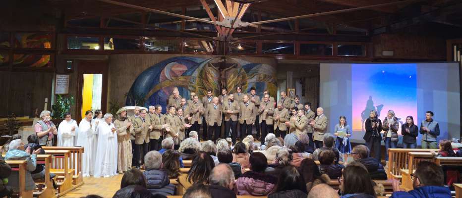I Bontemponi e i ciantores del Cor Valfassa a la fin del spetacol.
