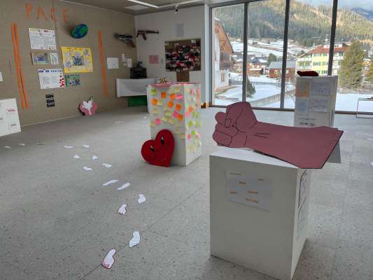 I lurieres fac dai studenc &eacute; stac metui fora tel Liceo artistich.
