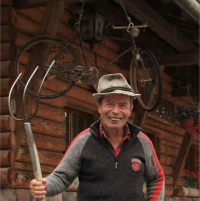 Lino De Pellegrini tedant al refuge Flora Alpina te Valfreida.  
