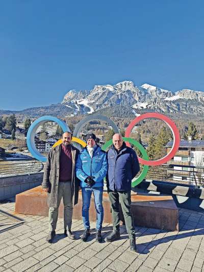 I doi loudaduos del Comun de Anpezo Giorgio Darin e Stefano Ghezze, aduna con el comisario de governo Fabio Saldini, aministrator de soziet&agrave; Simico.
