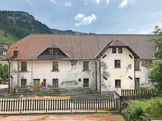 La vegla cajerma dei alpini de Reba.
