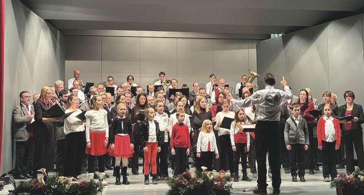 Tr&euml;i pec ie unii ciantei dant deberieda da duc i passa otanta ciantarins de uni et&agrave; che &agrave; fat pea pra l cunzert n un&euml;ur de Stefan Demetz de Sul&eacute;.
