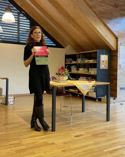 N mom&euml;nt tratan la presentaziun cun Daria Valentin. foto:mo
