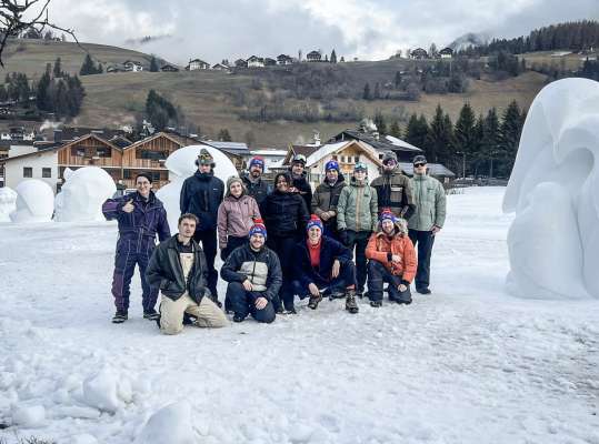 Stud&euml;ntes y stud&euml;nc de "La Prufesciunela" che &aacute; zipl&eacute; les scolt&ouml;res tla n&euml;i a Al Plan.
