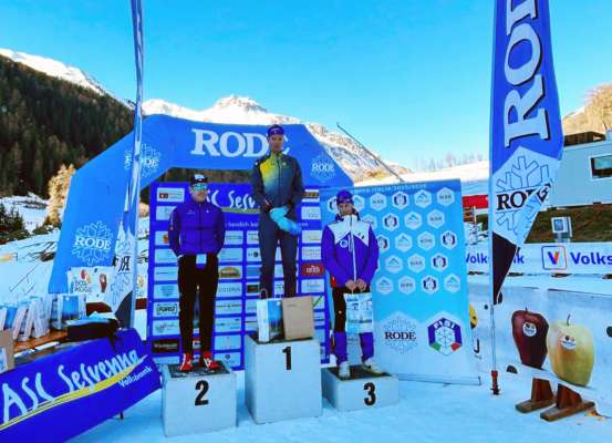 Alessandro Chiocchetti al prum post sul podie a Slingia. (foto Fondoitalia)
