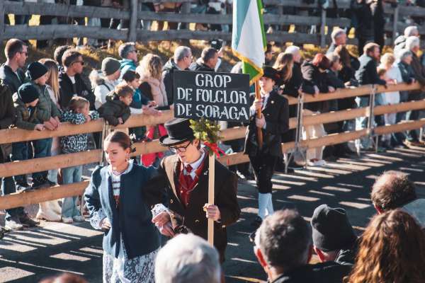 Na tousa del Grop Folk en defil&egrave;da, col corpet nef.

