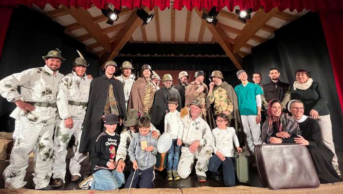 N grop de atores con a man dreta la registes del spetacol.
