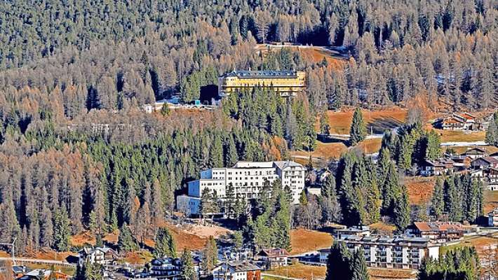 I doi ospedai de Anpezo. Chera setemanes de i Śoghe se dorar&agrave; el Codivilla par ra Olimpiades e Paralimpiades e dap&ograve; el sar&agrave; par ra śente del lu&oacute;. El Putti el lourar&agrave; inaante par dute.
