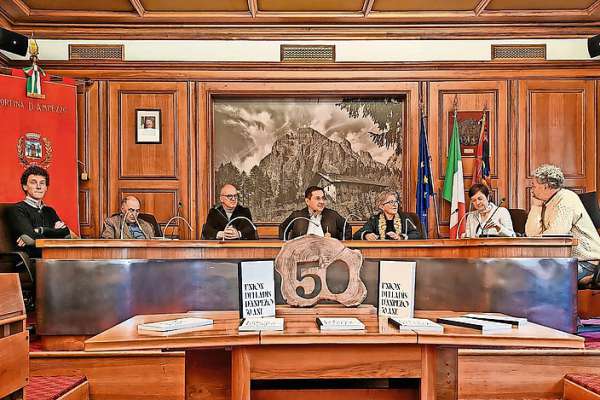 In Ciaśa de Comun par conosce ra storia e ra atualit&agrave; de ra Union de i Ladis d&rsquo;Anpezo. (Fotografies de Marcel Ghedina Basilio)
