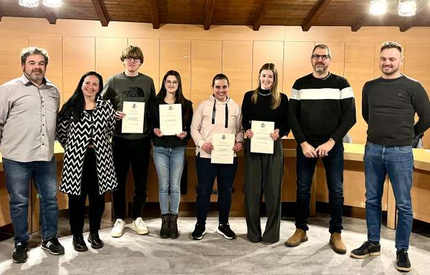 La Jonta de Comun de Soraga con i studenc meritegoi premi&eacute; per l ejit de si studies.
