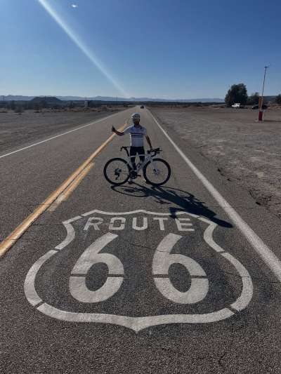 Sirio Talmon su la U.S. Route 66.
