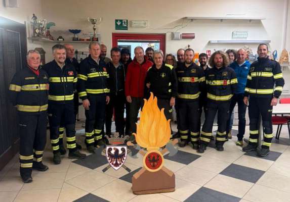 La scontr&egrave;da di comandanc e vizecomandanc del Distret di Studafech de Fascia per la nomina del nef ispetor Giancarlo Pederiva. (foto Federazion di Studafech volontadives del Trentin)
