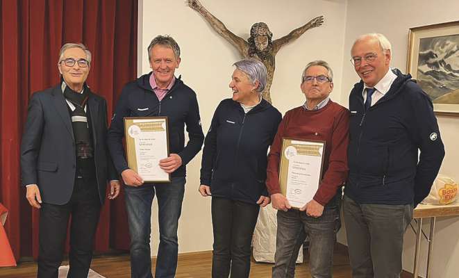 Sun la fotografia iel da ud&euml;i (da m.c.): l urganist Theodor Rifesser,&nbsp;Urban Vinatzer che ie un&igrave; uner&agrave; per si carant'ani de ativit&agrave;, la s&euml;urastanta Margit Peristi, Raimund Grossrubatscher, nce &euml;l ie un&igrave; uner&agrave; per si carant'ani de ativit&agrave; y l 
