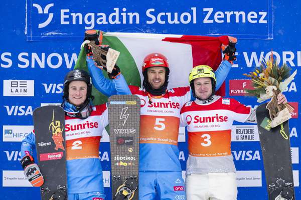 L podie de Scuol con Roland Fischnaller prum e l ladin Mirko Felicetti (a m. c.) terzo. (foto ANSA)
