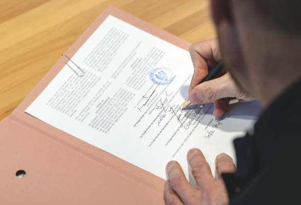 Cun la sotscrizion dla cunvenzion ai 8 de jen&eacute; a Bulsan ie l finanziam&euml;nt dla C&euml;sa di Ladins nueva a Urtij&euml;i garant&igrave;. (Fotos: USP/Greta Stuefer)
