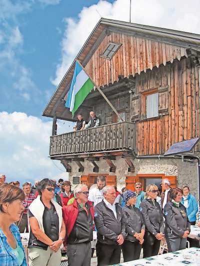I biei colore de ra bandiera ladina su in Noolou, canche s&rsquo;&agrave; ciat&agrave; ra Lies da munt de ra nosta vales. L &eacute; da ra bete fora anche ste dis, sta setemanes de ra Olimpiades e Paralimpiades, che dute vede, che dute sepe ci che son.
