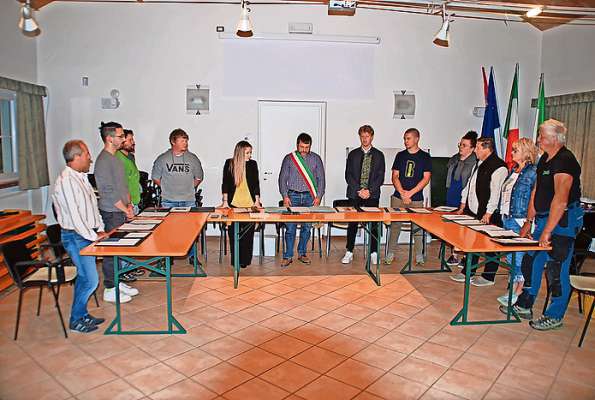 L consei de comun. La mendr&aacute;nza la se n&rsquo;&eacute; juda fora dal self nte l&rsquo;ultima sentada co s&rsquo;a trat&eacute; de vot&eacute; le nuove regole per i fabrica rurai.
