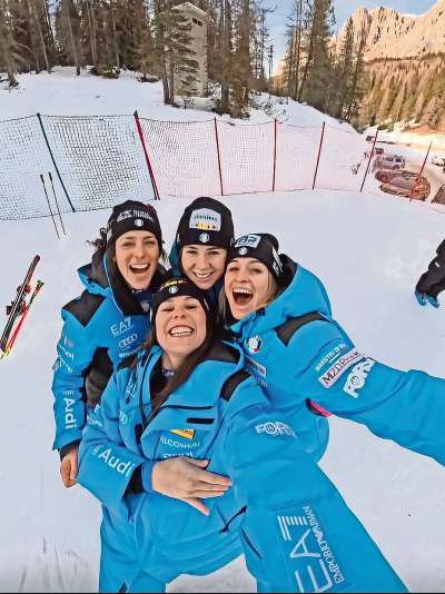 Ra atletes de ra scuadra taliana de schie in Anpezo, a se alen&agrave; su ra pista Lino Lacedelli in Naerou. Intr&agrave; de eres &rsquo;l &eacute; ra doa soreles Delago da Gherdeina.
