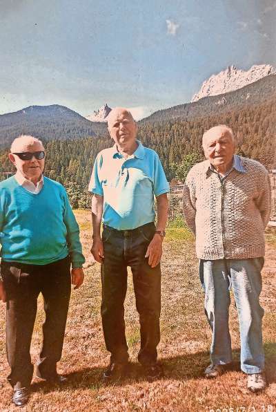 I anpezane Sergio Maioni del Vecia, Bruno Colli Surio e Rolando Lancedelli Slao, atletes de i schie da fondo, che i &agrave; coresc ra Valligiani del 1954, aduna con Alfonso Colli Surio.
