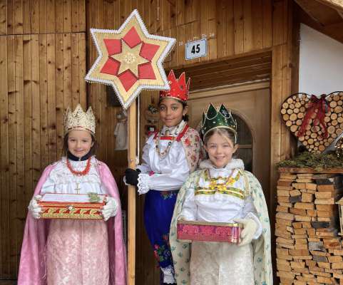 Trei Reines regol&egrave;des con toc del guant fascian &eacute; jites ta D&egrave;lba e Pen&igrave;a.
